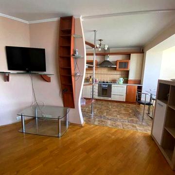 Здається квартира, тихий центр. Світло не вимикають.