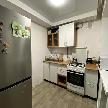 Космонавтів вул., 11