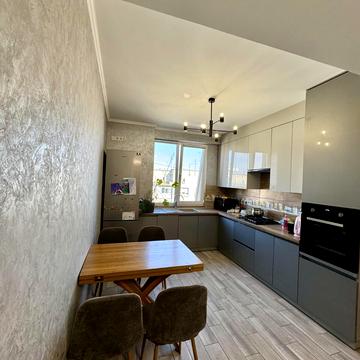 Михайла Грушевського вул., 4