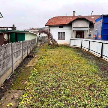 Частина будинку з ділянкою