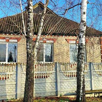 Продам цегляний будинок у центрі Дергачів з частковим ремонтом.