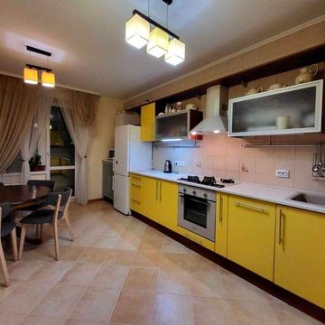 Продається 3-кімнатна квартира з ремонтом на Поділлі, вул.Зодчих