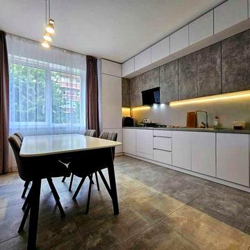 простора... в новобудові... ремонт... меблі... побутова техніка...