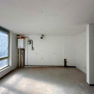 Простора 2 кімнатна з частковим ремонтом!