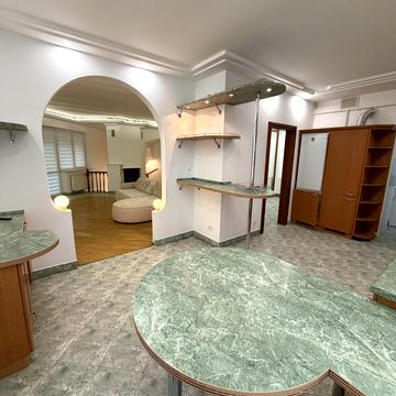 Карпатська вул., 15а