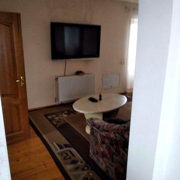 Здається частина будинку з окремим входом, Гатне