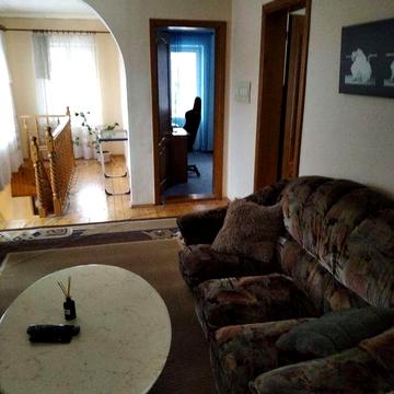 Здається частина будинку з окремим входом, Гатне