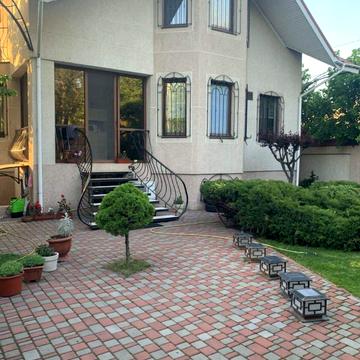 Дача Ковалевського вул., 102