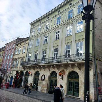 Оренда 2 суміжні кімнати вул. площа Ринок