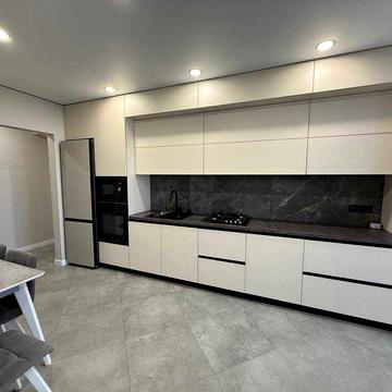 Велика укомплектована 3-к біля Міського озера