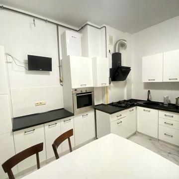 Богдана Хмельницького вул., 43