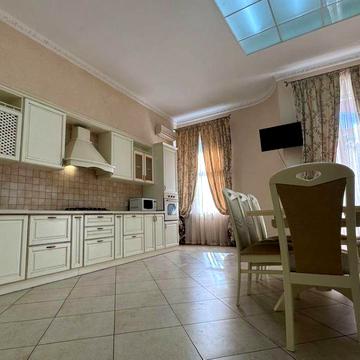 Дерибасівська вул., 10