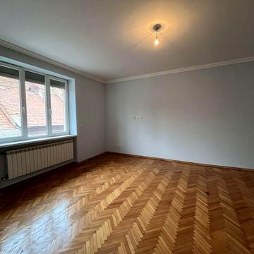 Продвється двохкімнатна квартира центр Мукачева/ вул. Миру