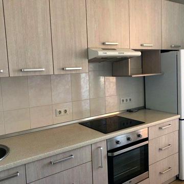 Затишна квартира в новому будинку. Піша доступність до метро.