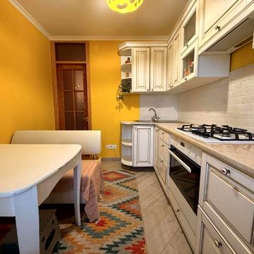 Тополина вул., 7