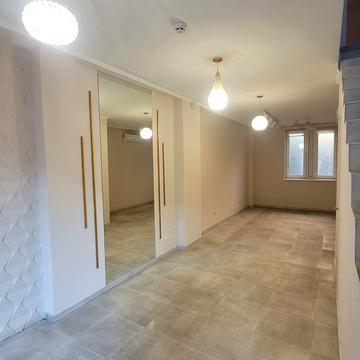 Кирила і Мефодія пл. (Миру), 27