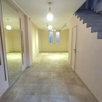 Кирила і Мефодія пл. (Миру), 27