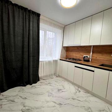 Продам двухкомнатную квартиру возле второй школы.