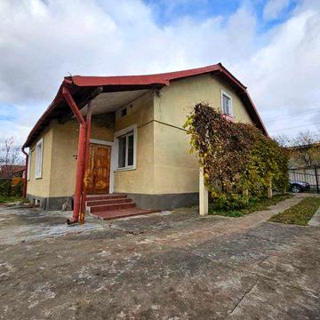 Продається добротний цегляний будинок з гаражем в м.Стрий...