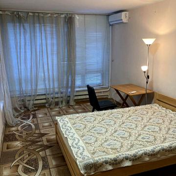 Братиславська вул., 22