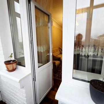 3х кімнатна. Гаряча вода та опалення постійно. Є сховище