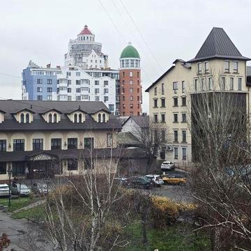 3х кімнатна. Гаряча вода та опалення постійно. Є сховище
