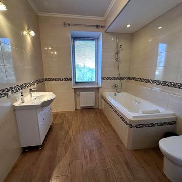 Продаж квартири центр с паркінгом