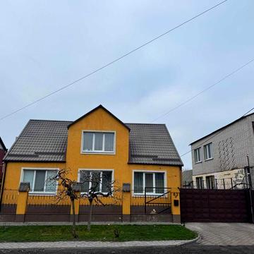Продаж двоповерховий будинок, земельна ділянка 6 соток