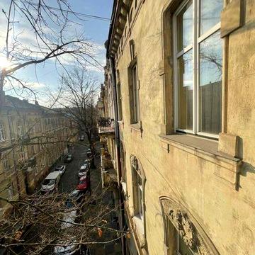 Продаж квартири в австрійському будинку франківський р-н