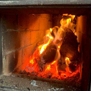 Оренда невеличкого дачного будинку з пічкою та лежанкою