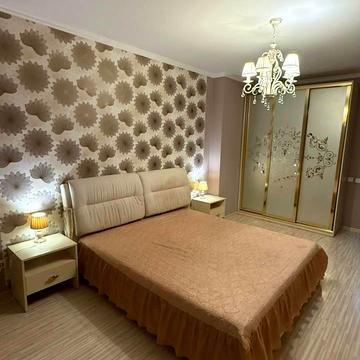 Анни Ахматової вул., 30