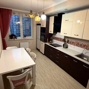 Анни Ахматової вул., 30