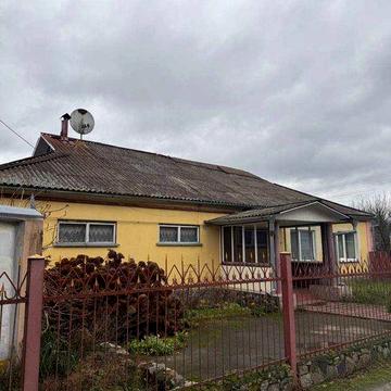 Продаж просторого будинку з ремонтом, автономією та гаражем у будівлі!