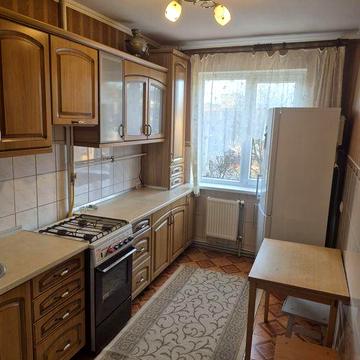 Здається трьохкімнатна квартира в районі Росвигово.