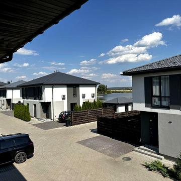 Таунхаус квартира с ремонтом Киев Дарницкий озеро метро застройщик