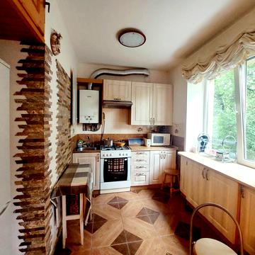 Садівнича вул., 4