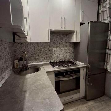 23 вересня, 2 кімнатна 15000грн, світло постійно!