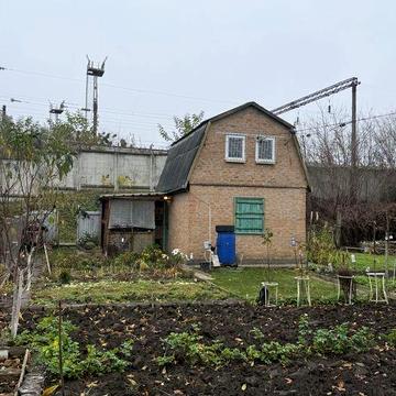 Дача з будинком в тихому місці