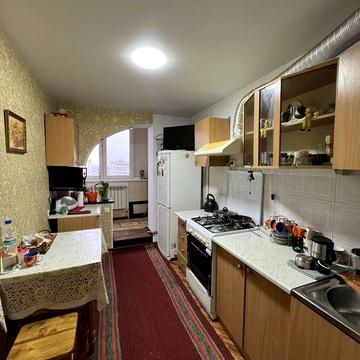 Продається трикімнатна квартира на Червоній горі