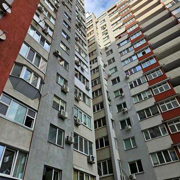 Продається видова 2 кімнатна квартира в центрі міста!