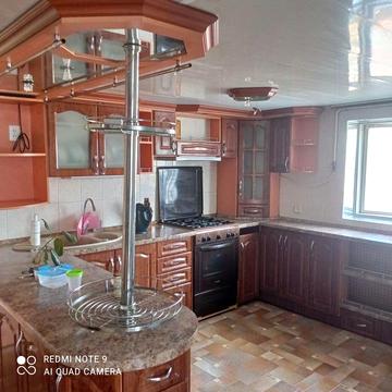 Продається половина дома з великою приватною теріторією.