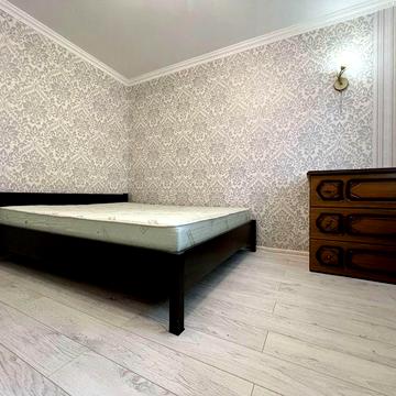 Науки 16, 2 пов, м. Деміївська 10хв пішки, 2 кімнатна