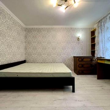 Науки 16, 2 пов, м. Деміївська 10хв пішки, 2 кімнатна