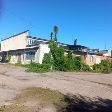 Набережна вул., 1