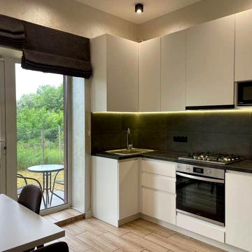 Здам 1-спальневу квартиру в новобудові з власною ділянкою