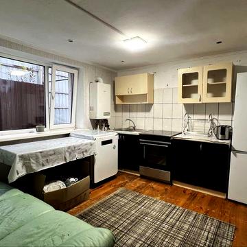 Продаж частини будинку з окремим двором