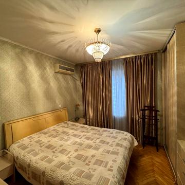 Анни Ахматової вул., 6