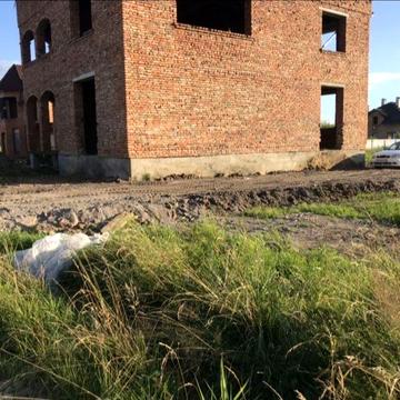 Продається цегляний будино 2х поверховий 170м2 та 9 сот.землі