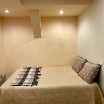 Скоропадського,8;метро Льва Толстого,однокімнатна-33м2,1 поверх