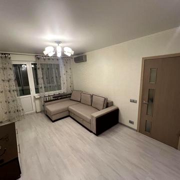 Академіка Корольова вул., 70